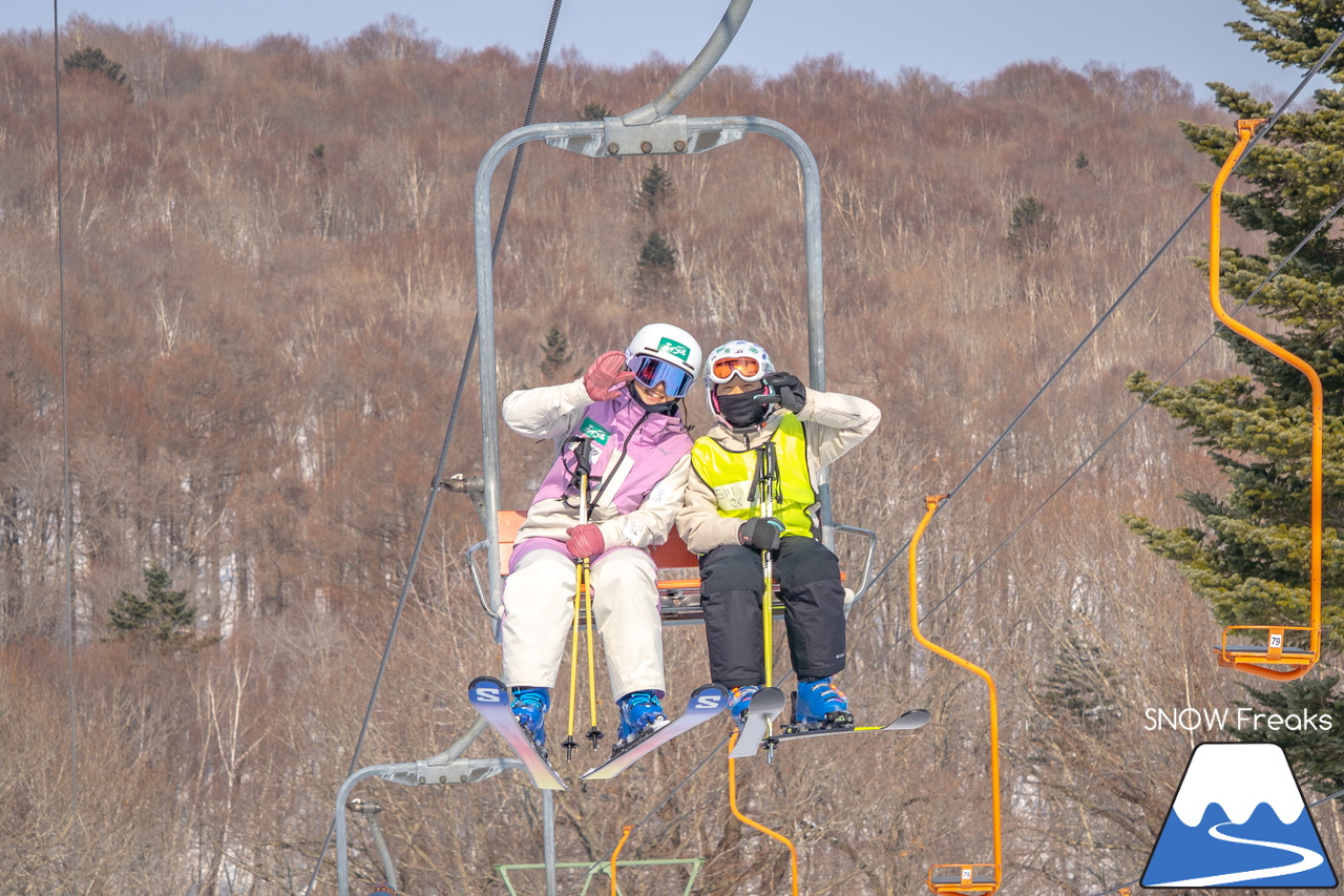 井山敬介さんと秋元日菜子さんのコンビは今年も健在！さらに、サプライズゲストも登場？！憧れのスキーヤーと一緒に雪と戯れ、『いちえ』の美味しいランチをいただく…。夢のようなイベント。めもるホールディングス presents プロスキーヤー・井山敬介さんと行く｜ダイナスティスキーリゾート